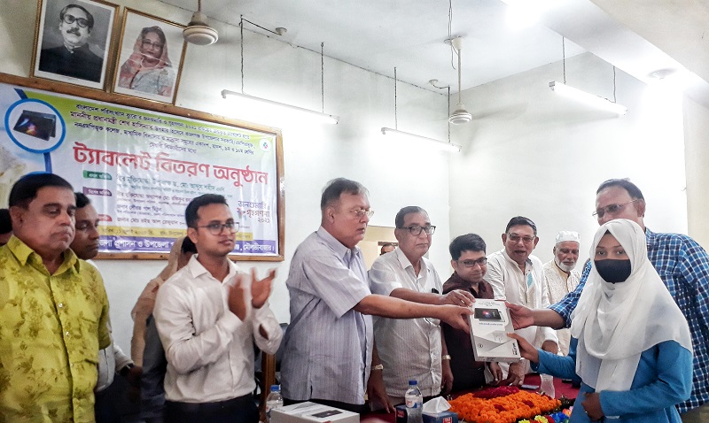 কমলগঞ্জে শিক্ষার্থীর মধ্যে প্রধানমন্ত্রীর উপহারের ট্যাব বিতরণ