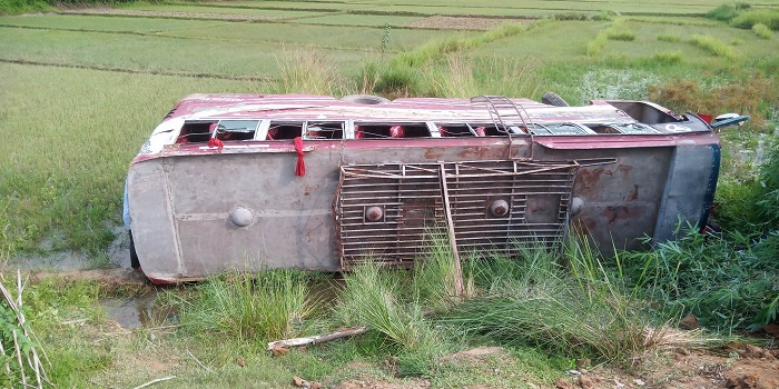 গোলাপগঞ্জে যাত্রীবাহী বাস খাদে, আহত ১৫