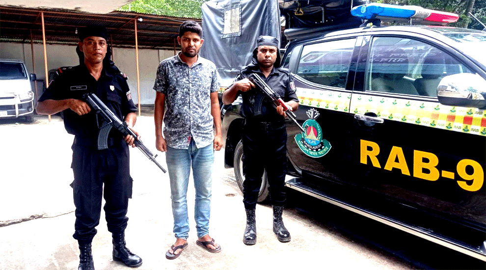 ব্ল্যাক টিকিটসহ কালোবাজারি চক্রের মূলহোতা গ্রেফতার