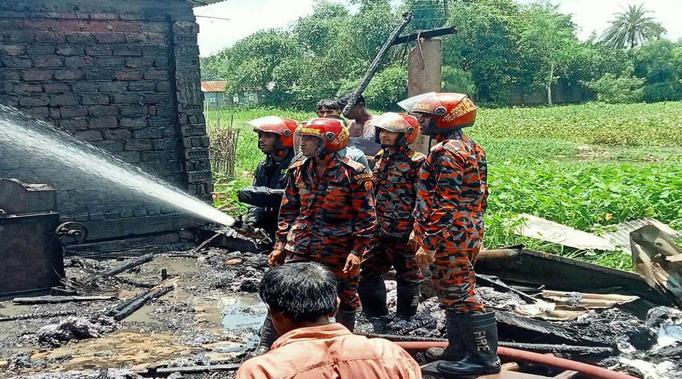 মাধবপুরে পুড়ে ছাঁই পাঁচটি দোকান 