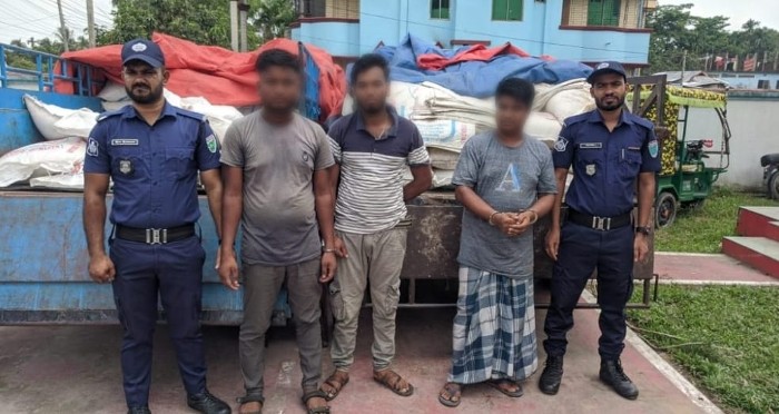 জগন্নাথপুরে ভারতীয় চিনিসহ আটক ৩