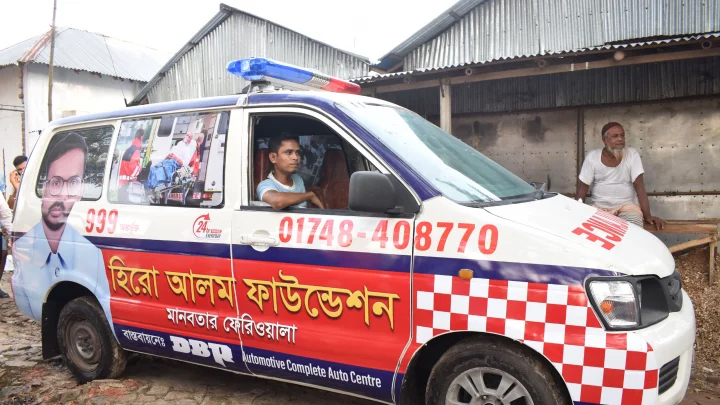 উপহারের সেই গাড়ি অ্যাম্বুলেন্স হিসেবে হস্তান্তর করলেন হিরো আলম