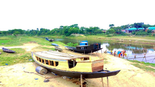 পিয়াইন নদীর ঘাটে-ডাঙায় বাঁধা নৌকা, কর্মহীন ৯শতাধিক শ্রমিক