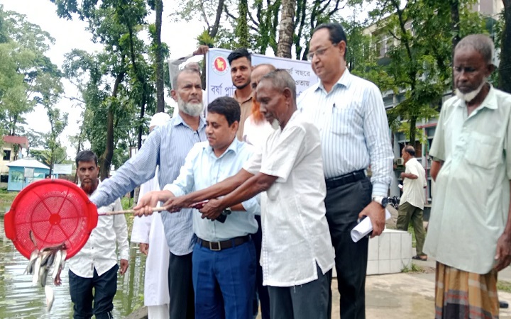 গোয়াইনঘাটে ২৬৩ কেজি পোনামাছ অবমুক্ত