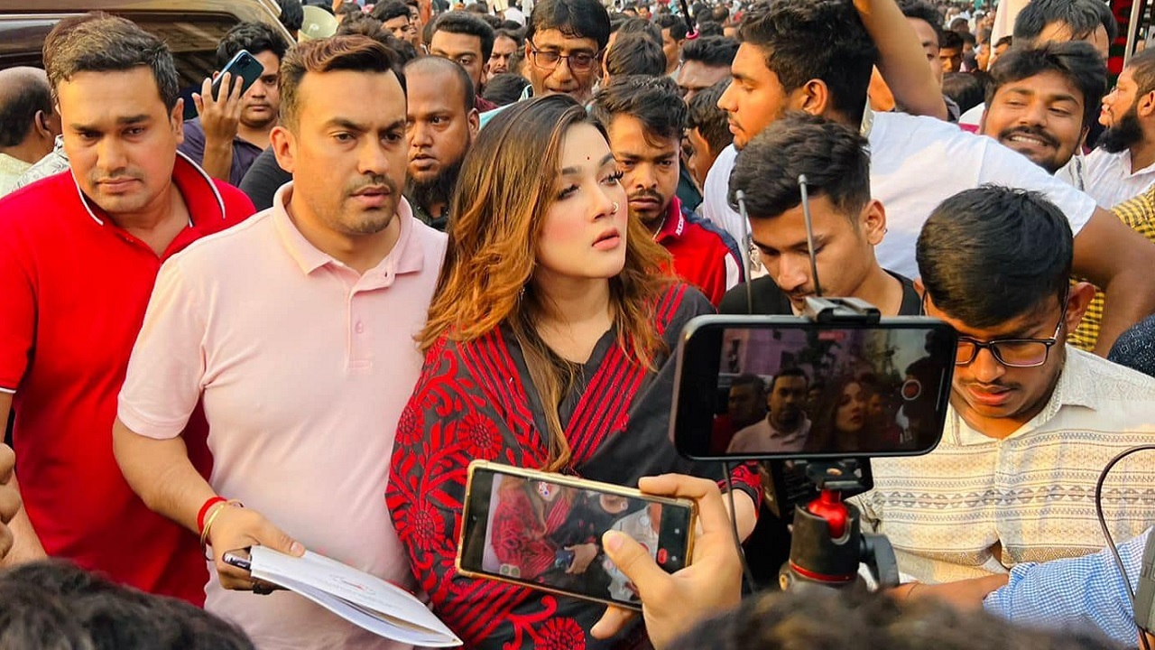 এবার সংরক্ষিত নারী আসনের ফরম কিনলেন মাহিয়া মাহি