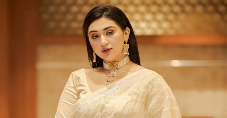 শাকিবের বিদেশী নায়িকায় মুগ্ধ অপু