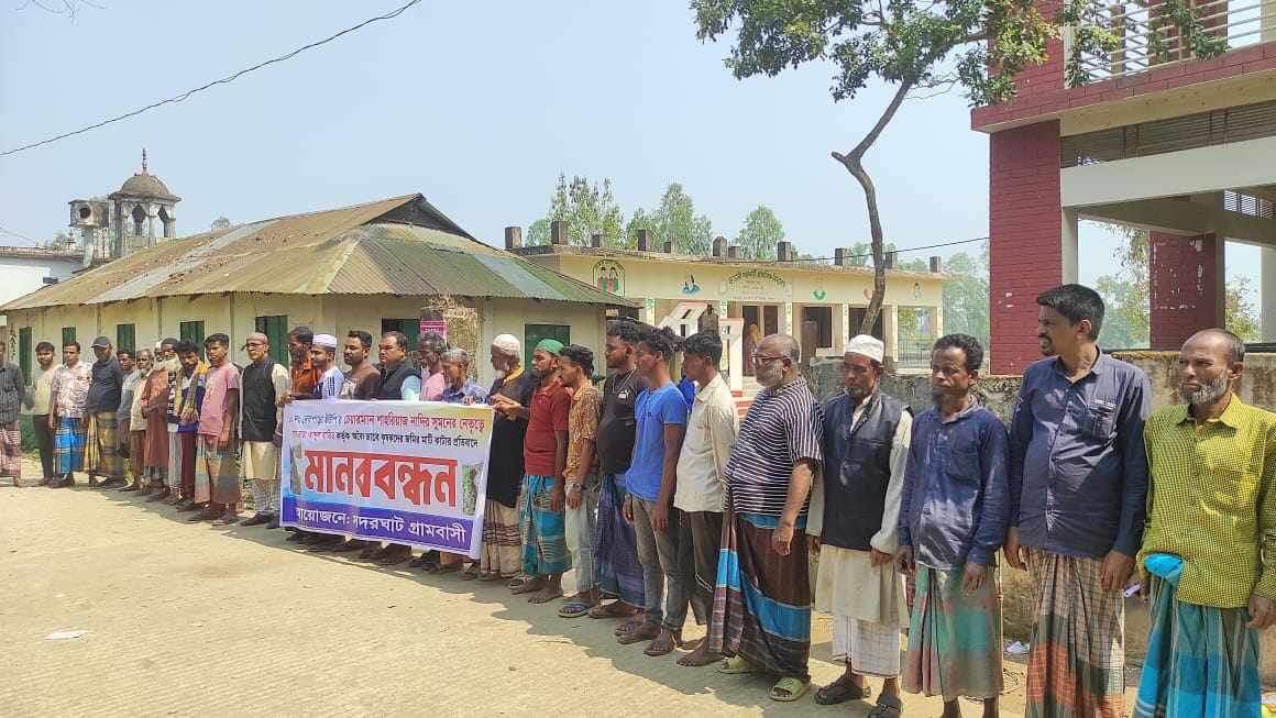 নবীগঞ্জে ফসলি জমি নষ্ট করার অভিযোগে ইউপি চেয়ারম্যানের বিরুদ্ধে মানববন্ধন