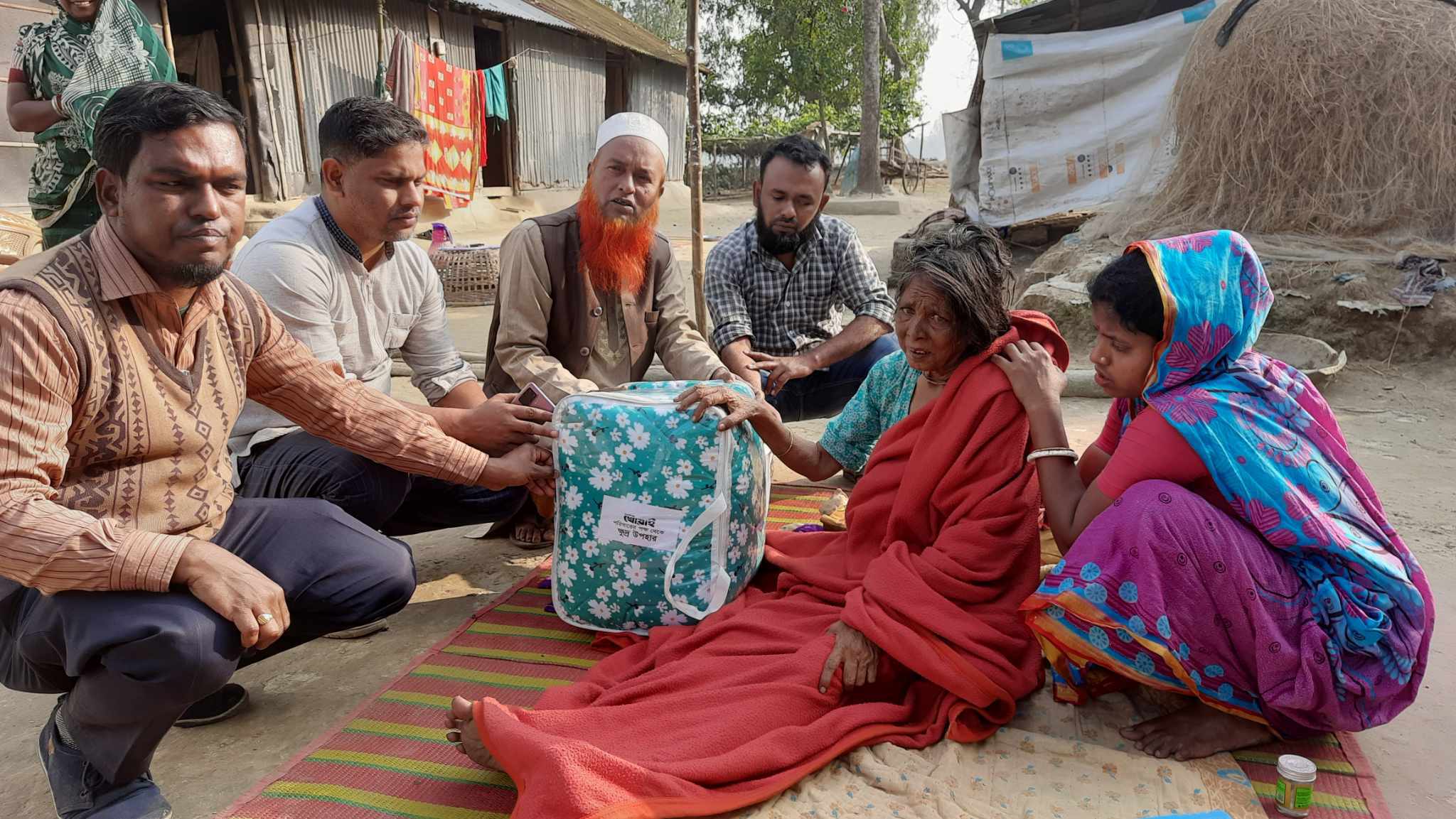 খোয়াই পরিবারের পক্ষে লাখাইয়ে শীতবস্ত্র বিতরণ