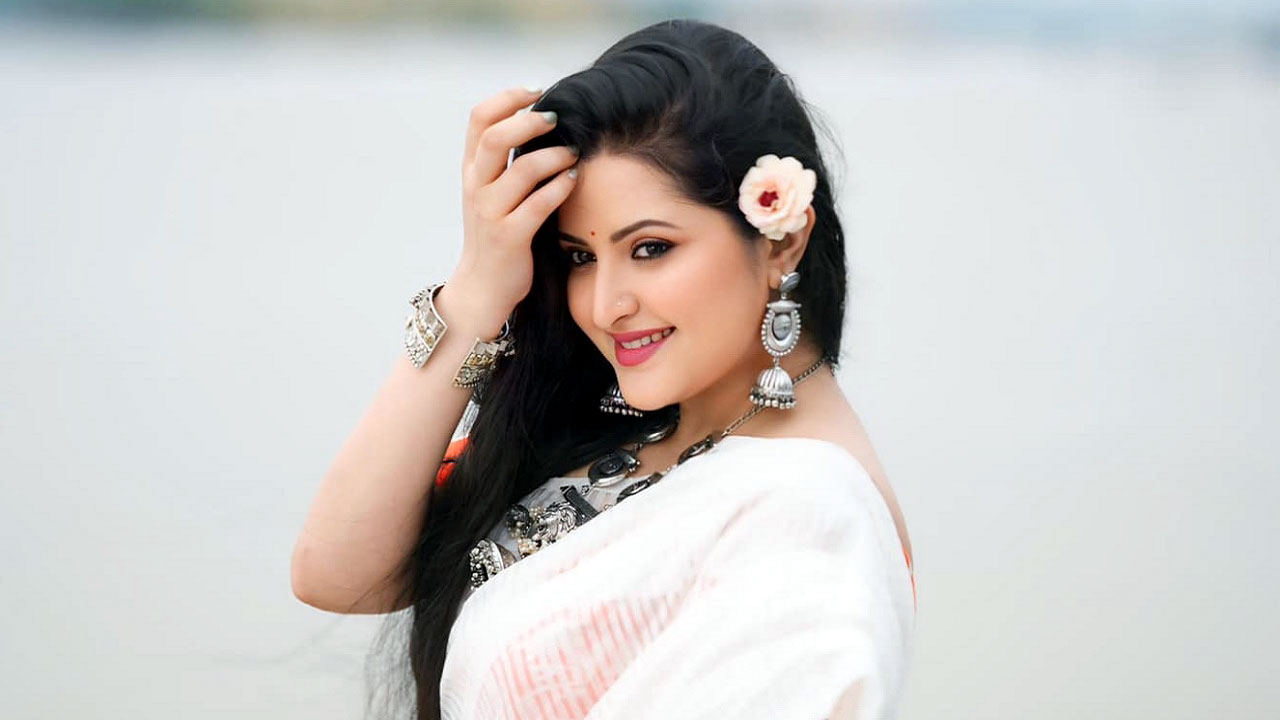 ভালোবাসার মানুষকে নিয়ে দুনিয়া জয় করা যায় : পরীমণি