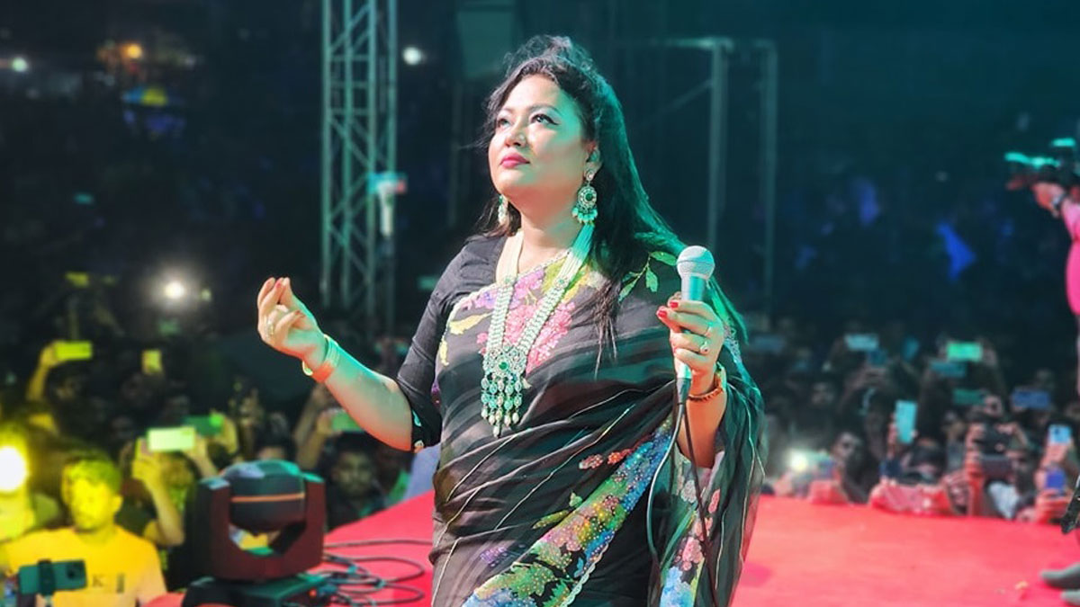 &lsquo;অজ্ঞাত স্থান&rsquo; থেকে গান শোনালেন মমতাজ