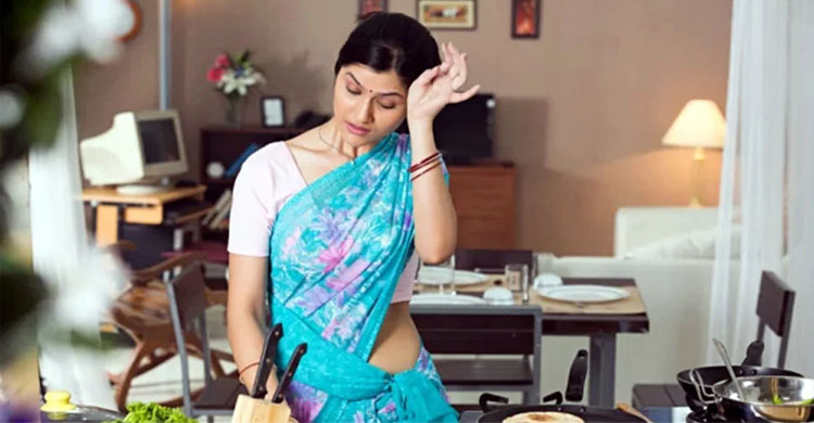  ঘরের কাজের জন্য স্ত্রীকে বেতন দিতে হয় স্বামীর