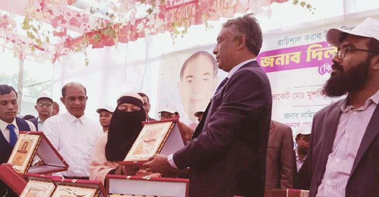 লাখাইয়ে রাজকীয় বিদায় সংবর্ধনা পেলেন শিক্ষক