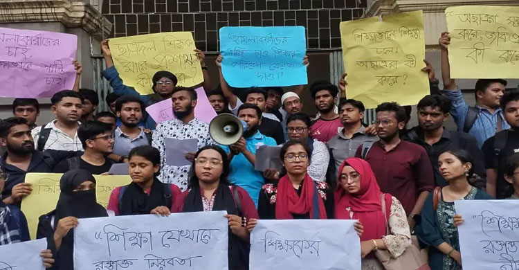 জবিতে শিক্ষক-শিক্ষার্থীদের উপর ছা ত্র দ লের হা ম লা