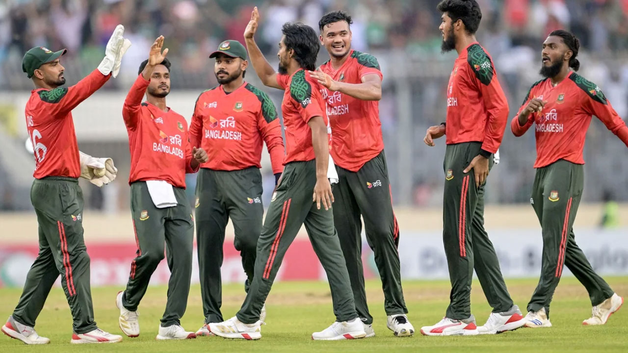 কোনোরকমে একশ ছুঁয়ে অলআউট পা কি স্তা ন