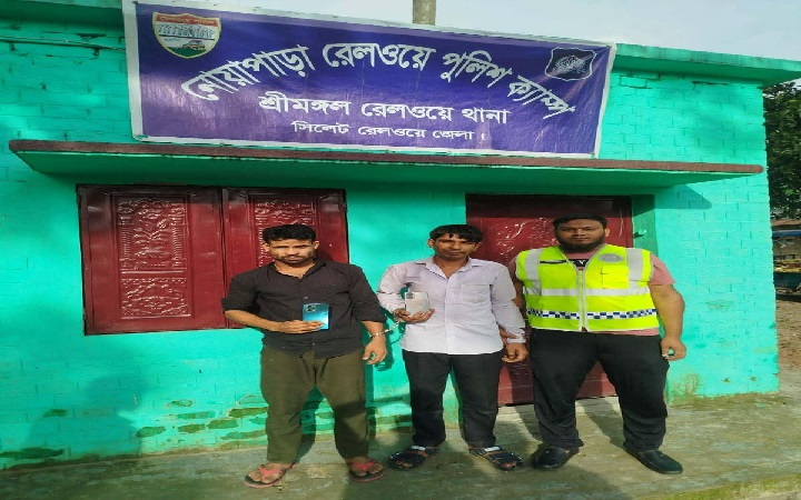 মাধবপুরে ট্রেন থেকে ছি/নতাই হওয়া মোবাইল উ/দ্ধার, আ/টক  ২