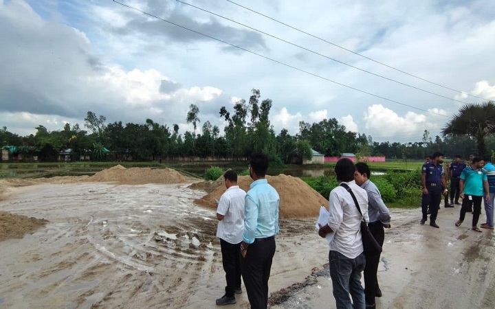 শ্রীমঙ্গলে  ৮ হাজার ঘনফুট বালু ও এক্সক্যাভেটর জ/ব্দ, পাইপলাইন ধ্বং/স