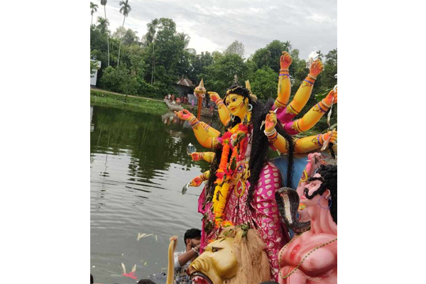 প্রতিমা বিসর্জনের মধ্য দিয়ে শেষ হলো লাখাইয়ে দুর্গাপূজা