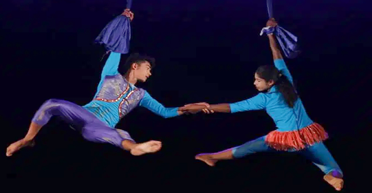 দর্শকের নয়ন জুড়ানো &lsquo;অ্যাক্রোবেটিক&rsquo; প্রদর্শনী