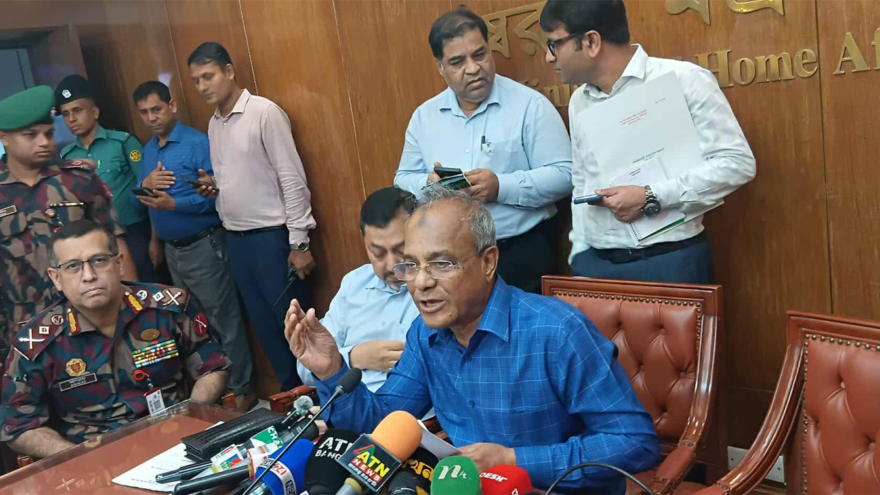 ঢাকার বাইরে এখনো ম,ব জা স্টি স  চলছে : স্বরাষ্ট্র উপদেষ্টা