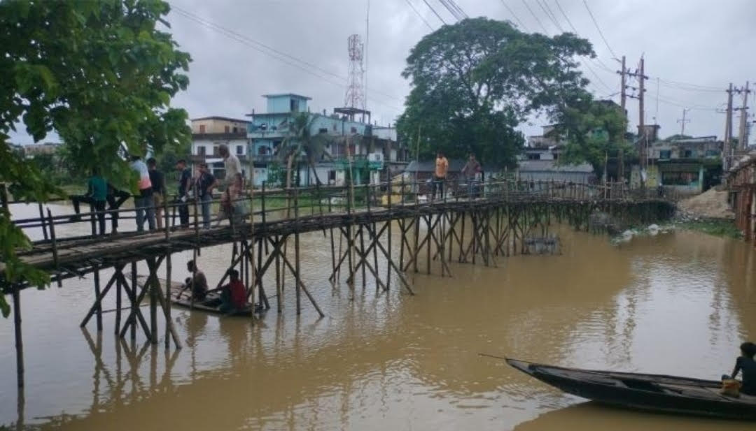 জগন্নাথপুরে নড়বড়ে বাঁশের সাঁকোতে ঝুঁ*কিপূর্ণ চলাচল