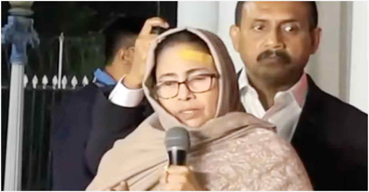 ভয়াবহ দুর্ঘটনার কবলে গাড়িবহর, অল্পের জন্য প্রাণে বাঁচলেন মমতা