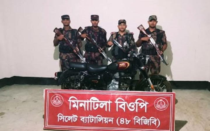 &lsquo;রয়েল এনফিল্ড&rsquo; মোটরসাইকেলসহ প্রায় ১.৯০ কোটি টাকার চো*রাচালান পণ্য জ*ব্দ