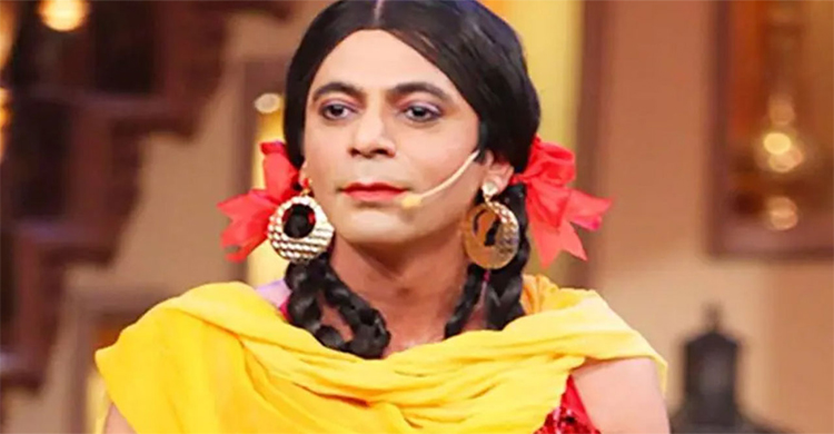 &lsquo;নারীদের পোশাক পরে অভিনেতাদের কোলে বসে পড়েন, অশ্লীল কৌতুক&rsquo;