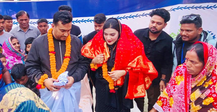 লাল বেনারসিতে নায়িকা মাহিয়া মাহিকে বরণ