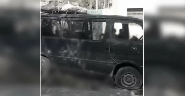 পাকিস্তানে যাত্রীবাহী গাড়িতে বন্দুকধারীর গুলি, নিহত ৩৮