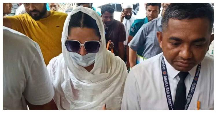 আদালতে পরীমনি, সাংবাদিকদের বললেন বৃষ্টি উপভোগ করতে