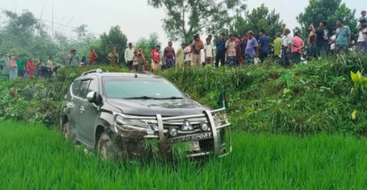 বৃদ্ধ পথচারীকে বাঁচাতে গিয়ে দু*র্ঘ টনায় প্রতিমন্ত্রী আব্দুল বারীর গাড়ি