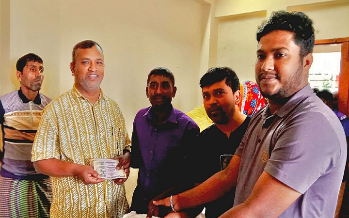 ক্ষতিগ্রস্ত কৃষকদের পাশে চেয়ারম্যান জুনাব আলী