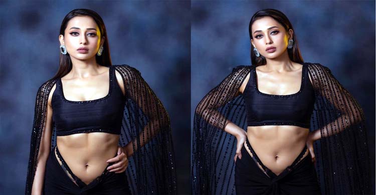 কালো শাড়িতে খোলামেলা মিমি