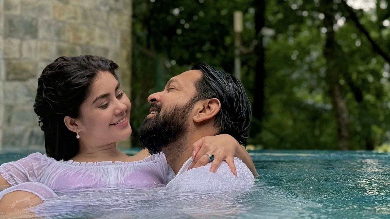 বৃষ্টিতে সুইমিংপুলে তাহসান-রোজা, শেয়ার করলেন মুহূর্ত