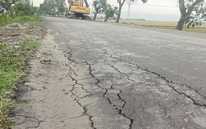 সংস্কার শেষ না হতেই ফাটল