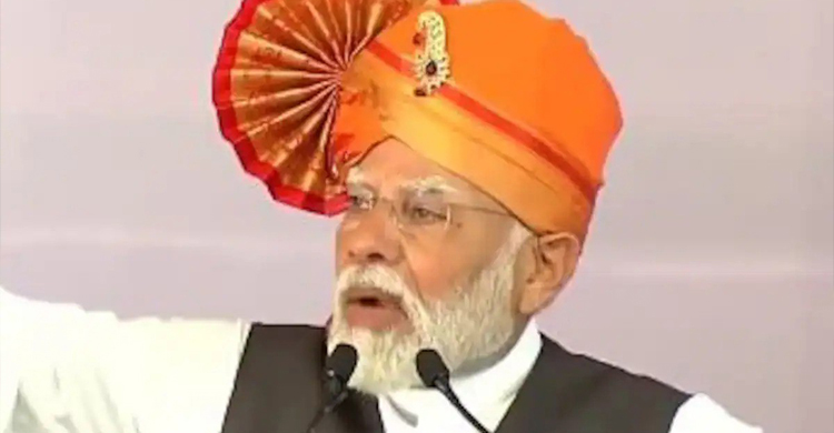 সবার সামনে কাঁদলেন মোদি