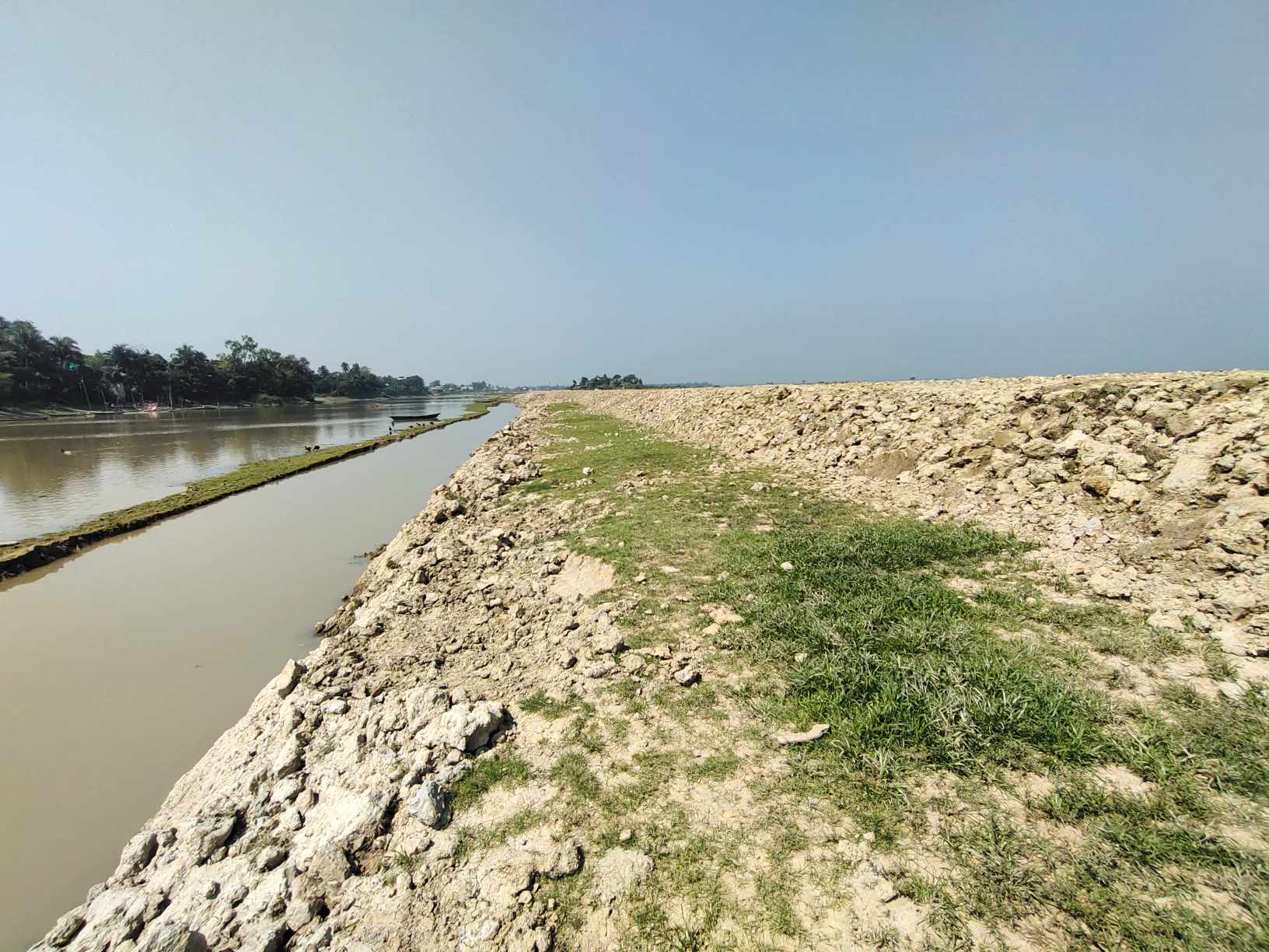আজমিরীগঞ্জে হাওরে ফসল রক্ষা বেড়িবাঁধ সংস্কার ও নির্মাণে ধীরগতি