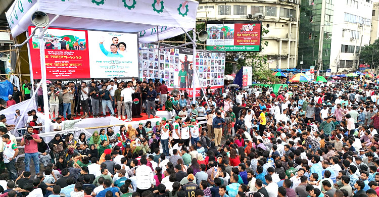 রাজধানীর শাহবাগ মোড়ে আনুষ্ঠানিকভাবে ছা ত্র দলের সমাবেশ