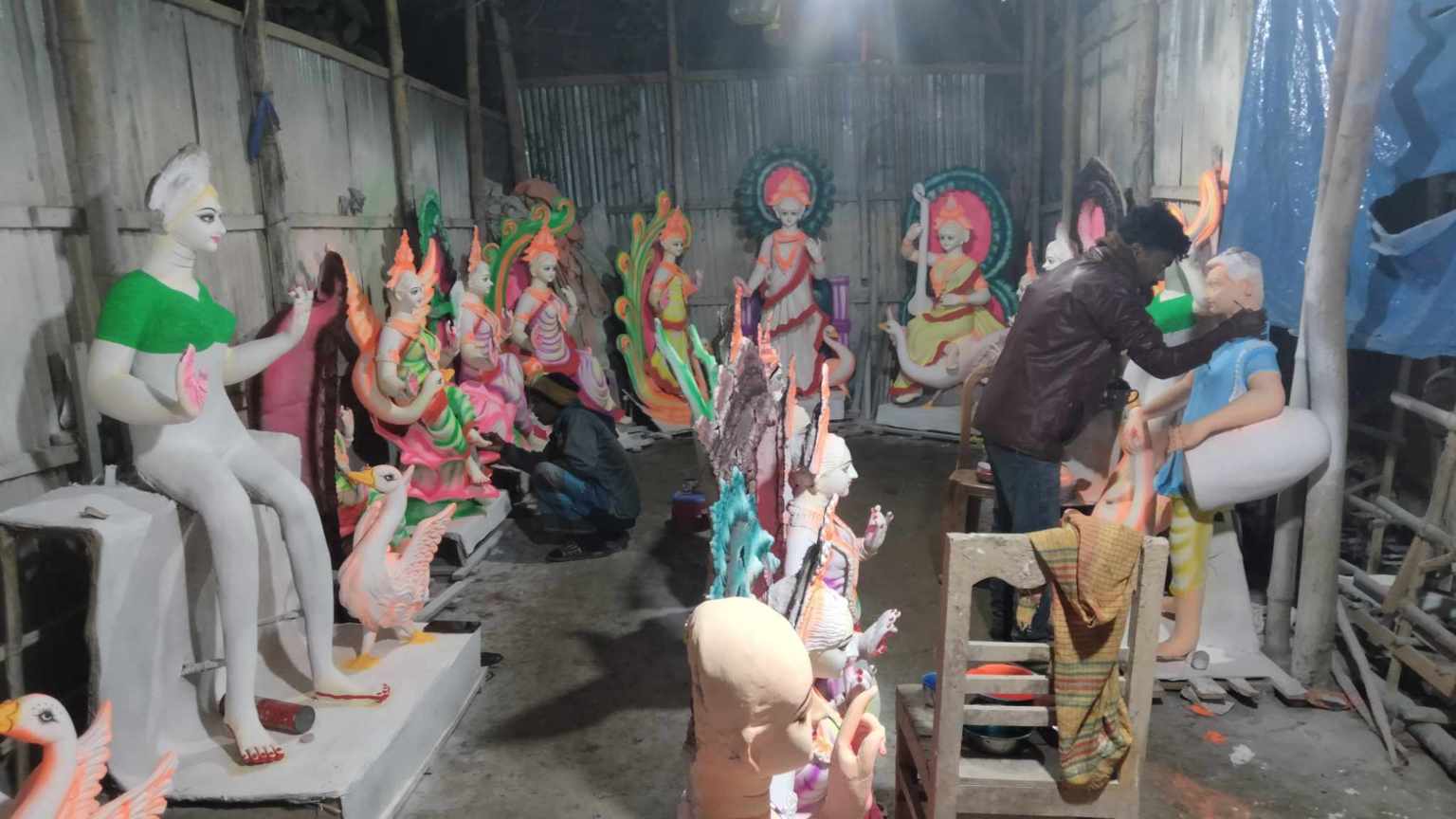 লাখাইয়ে সরস্বতী প্রতিমা তৈরিতে ব্যস্ত কারিগর