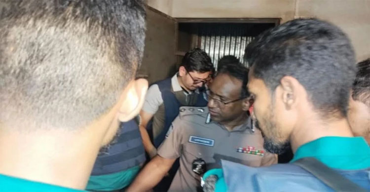 টঙ্গীর মাজার বস্তিতে &lsquo;গোপন বিলাসকক্ষ ও সুরঙ্গ', আ ট ক ৩৭