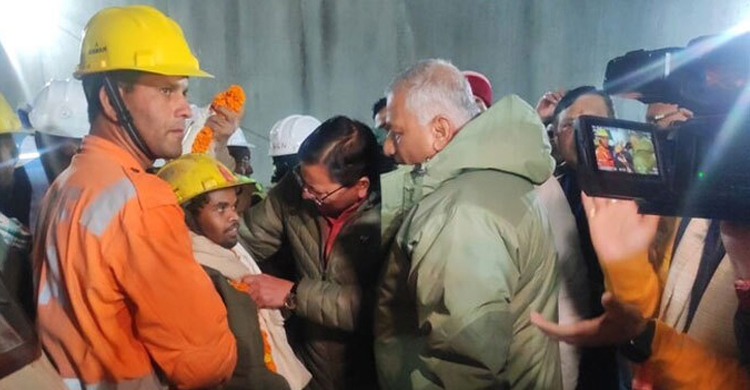 &lsquo;নতুন জীবন&rsquo; পেলেন ৪১ শ্রমিক