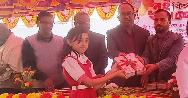বছরের প্রথম দিনে মাধবপুরের শিক্ষার্থীর হাতে নতুন বই