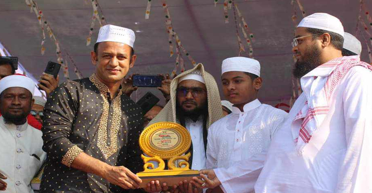 বিশ্ব চ্যাম্পিয়ন হাফেজ বশির আহমেদকে ব্যারিস্টার সুমনের সংবর্ধনা