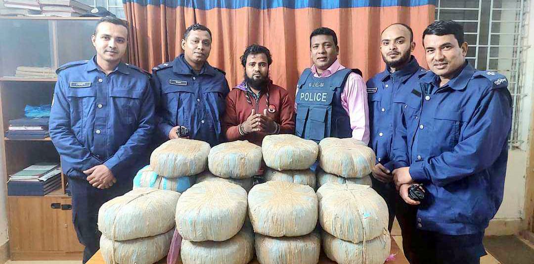 মাধবপুরে বিপুল পরিমাণ গাঁজা পাচারকালে যুবক গ্রেপ্তার 