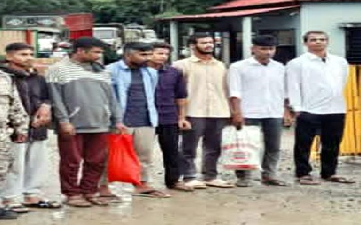 বেড়া টপকে ভা*রতে গিয়ে জে*ল খেটে ফিরলেন তারা