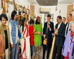 মধ্যরাতে রাহুলের স্টুডিওতে ফ্রান্সের প্রেসিডেন্ট