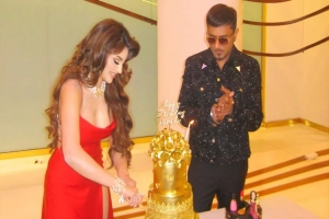 জন্মদিনে স্বর্ণের কেক কাটলেন উর্বশী