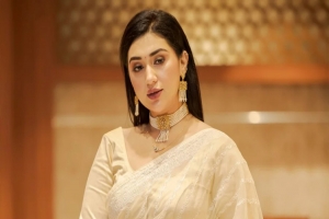 শাকিবের বিদেশী নায়িকায় মুগ্ধ অপু