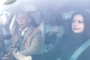 নিজে গাড়ি চালিয়ে মাকে হাসপাতালে নিয়ে গেলেন তারেক রহমান