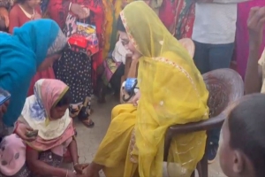 পা ধুইয়ে মাহিয়া মাহিকে বরণ!